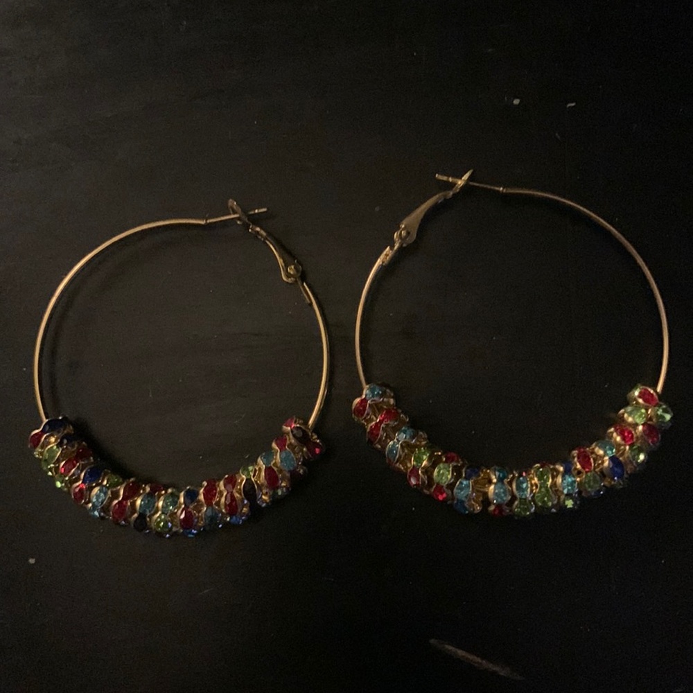 GOLD MEDIUM MULTICOLOR HOOP EARRINGS.